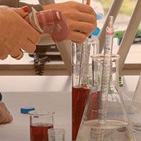 Bezoekers aan de slag met laboratoriummaterialen